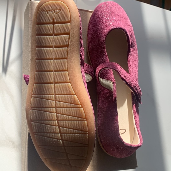 Girls Clark’s Plum Suede shoes. - Picture 3 of 4